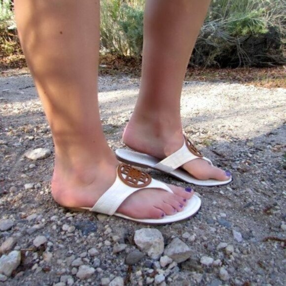 NIB White Faux Leather Flip Flops Sandals Medallion Designer Inspired Size 6.5 - Picture 3 of 4